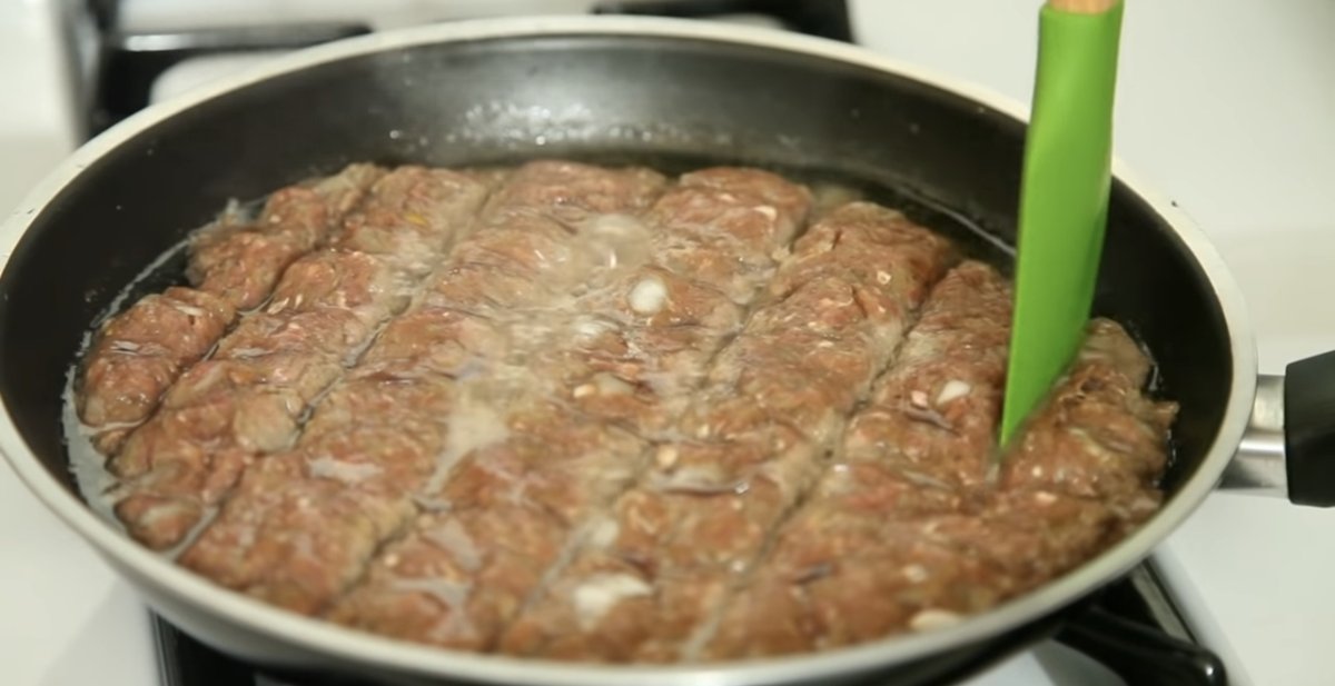 غذا با گوشت چرخ کرده و گوجه