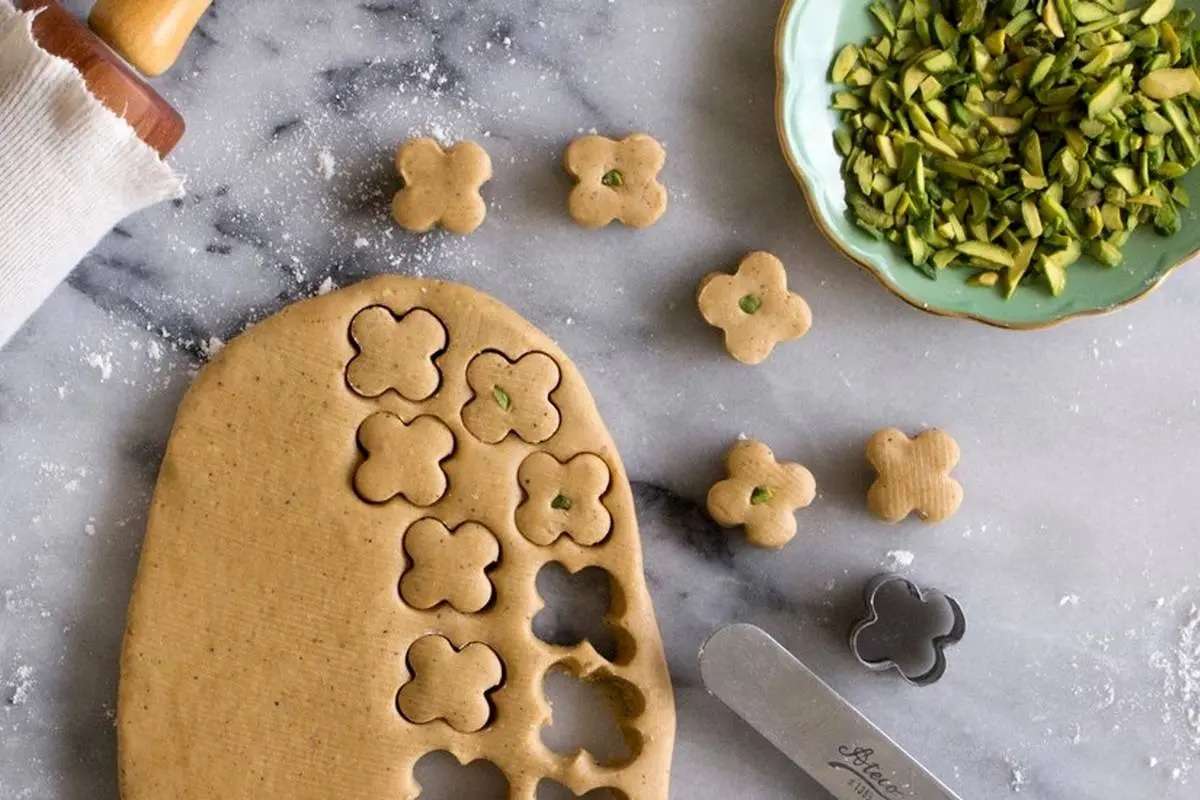 طرز تهیه شیرینی نخودچی عید بدون فر