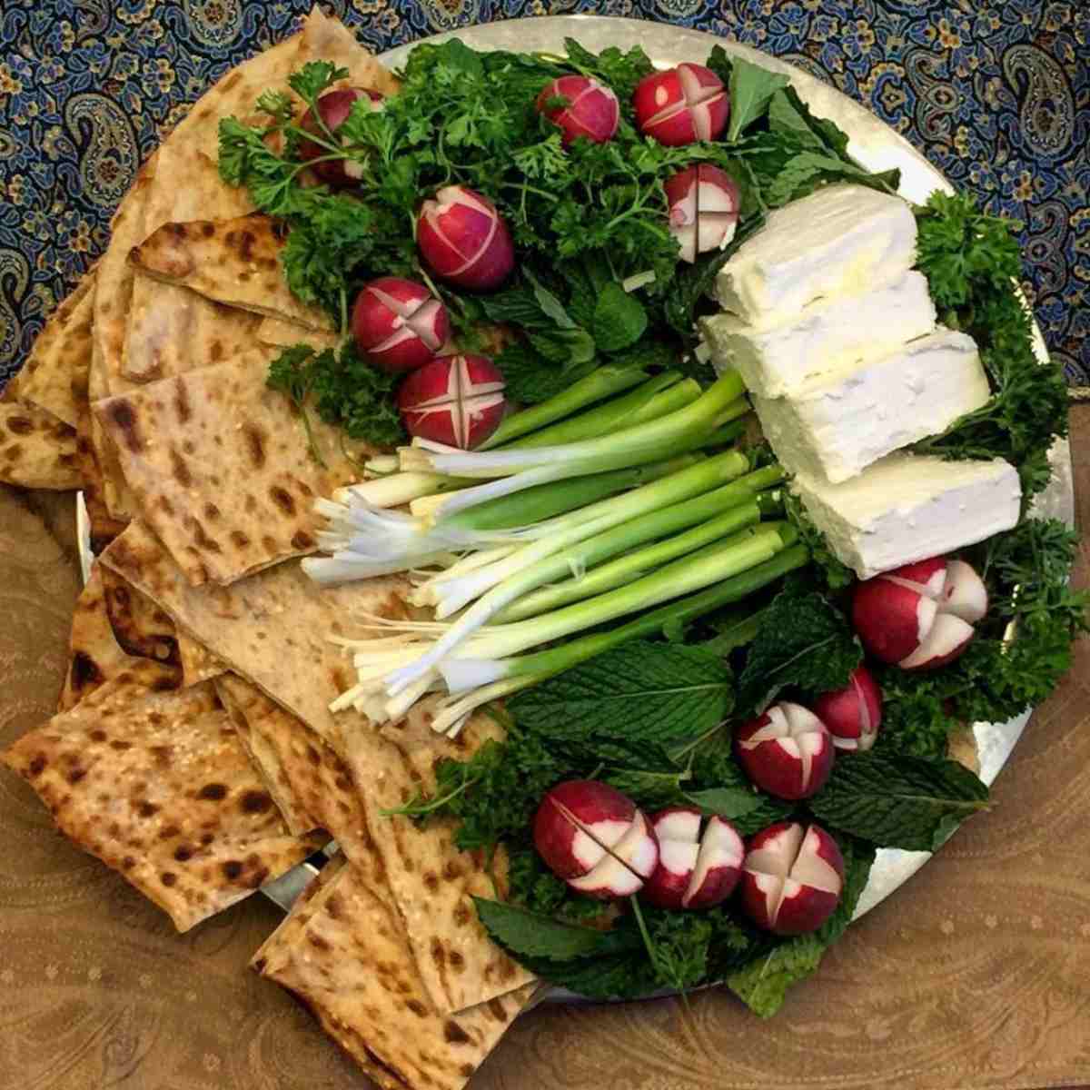 عصرانه خوشمزه ساده-نان و پنیر و سبزیجات