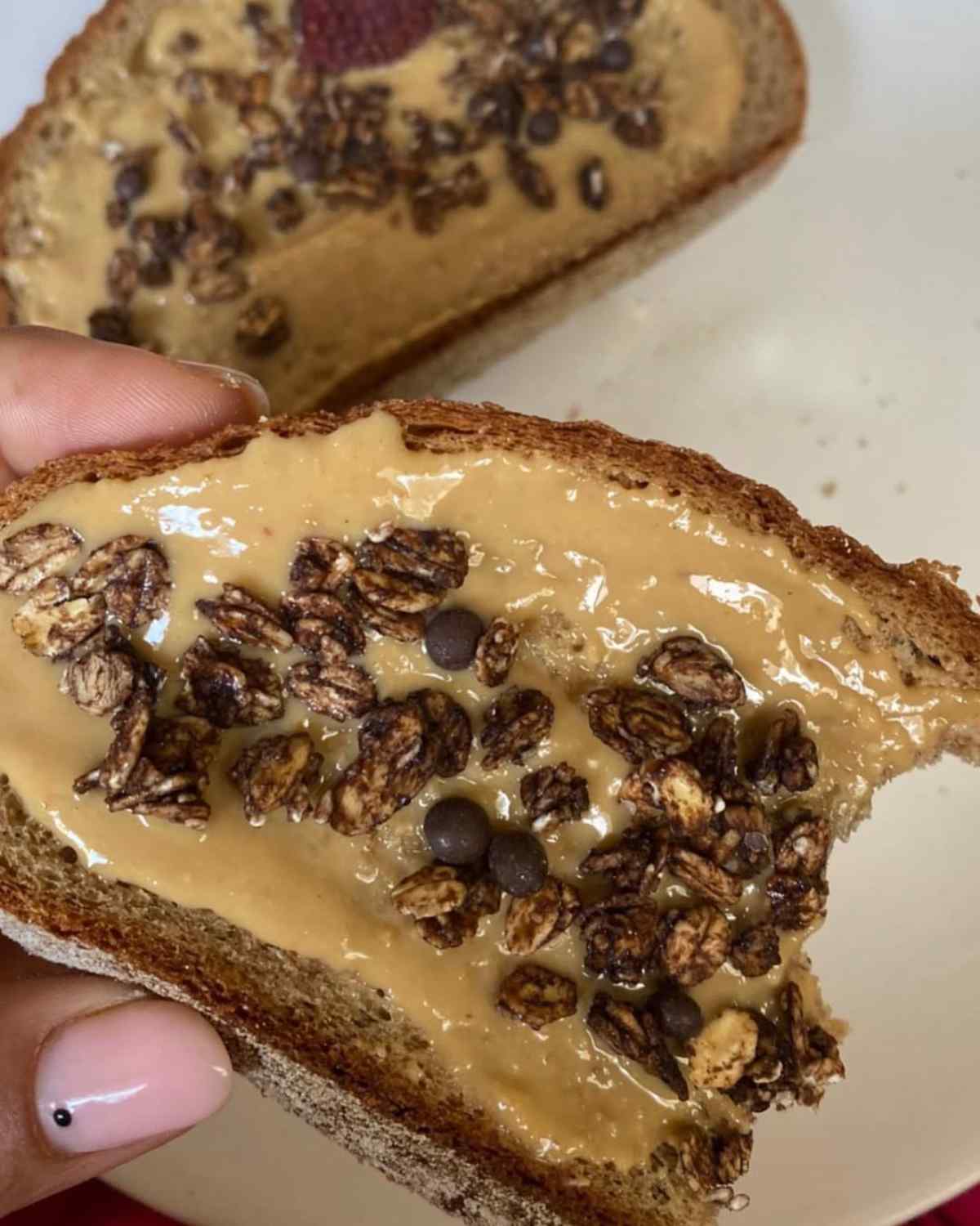 عصرانه خوشمزه ساده-نان تست و کره بادام زمینی و گرانولا